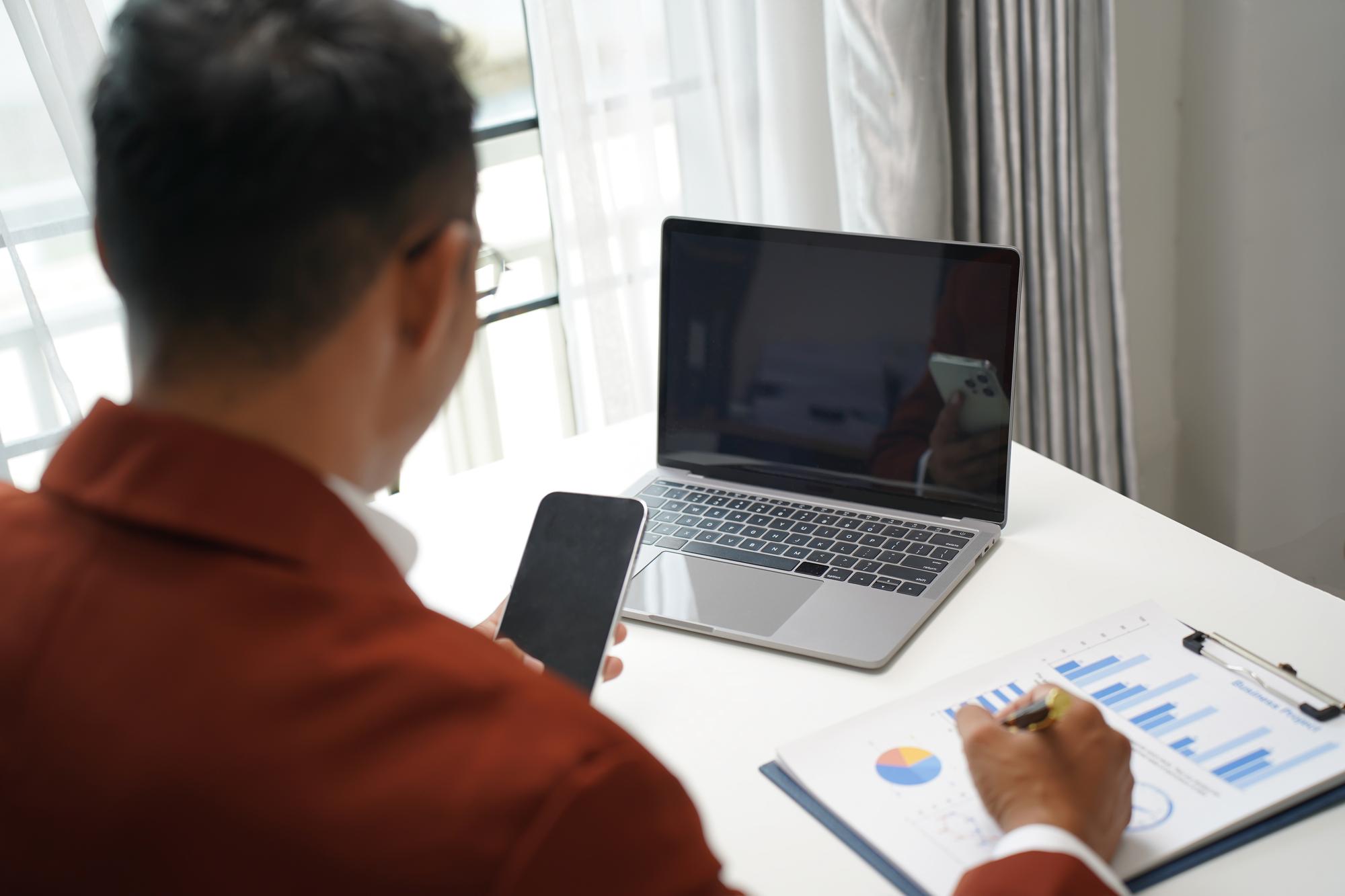 Person beim Lernen von Finanzdiagrammen auf Laptop
